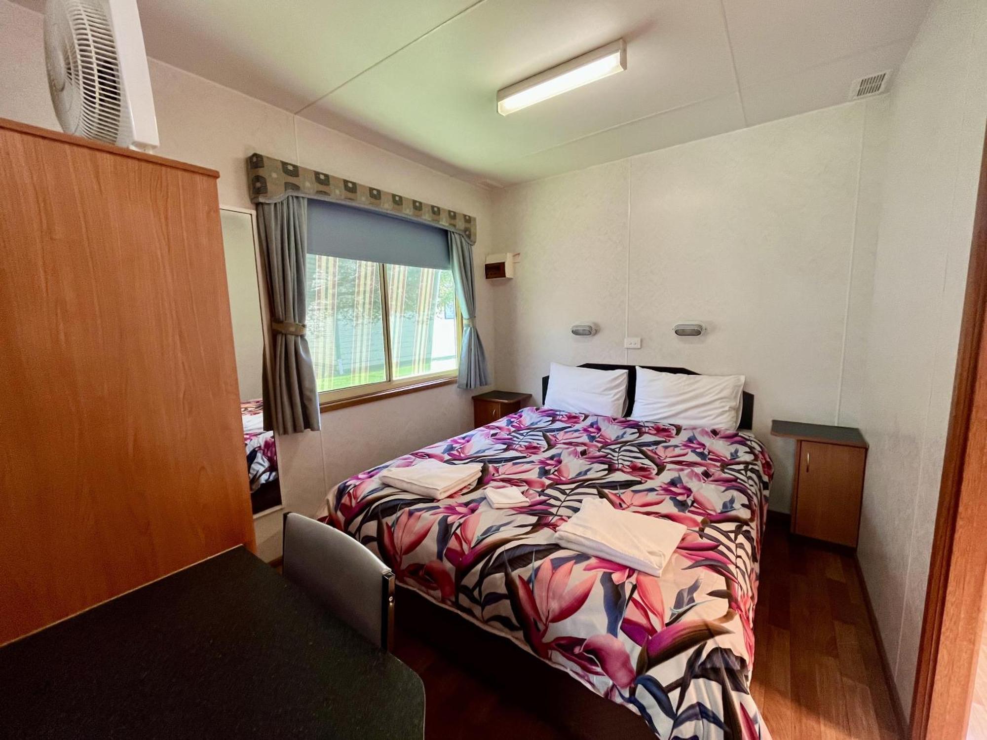 Junee Tourist Park Bagian luar foto